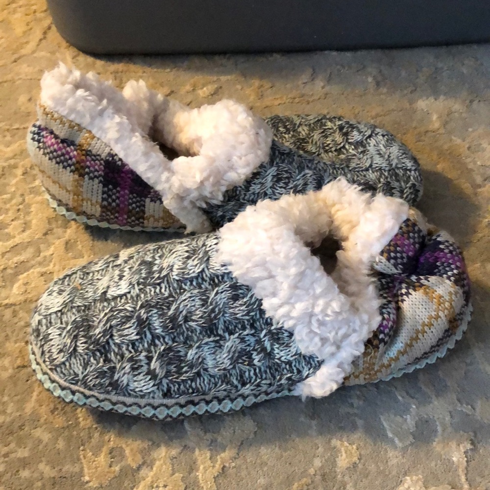 Fuzzy slippers size 11-12